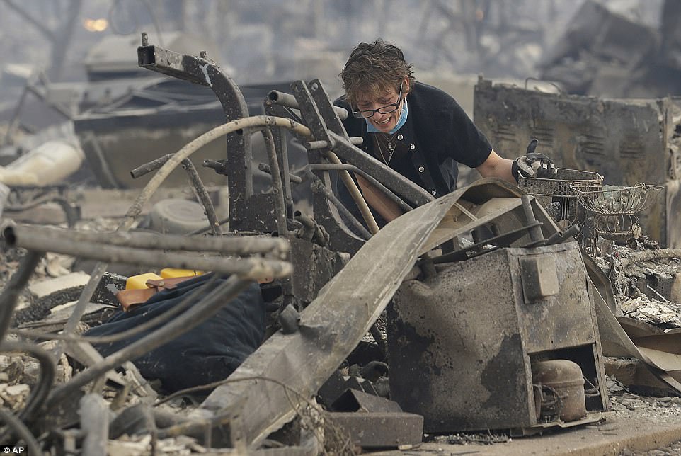 Vismaz 11 bojā gājušie, 100 ievainotie un 1500 iznīcinātu ēku: milzu ugunsgrēks Kalifornijas vīna reģionā, kas atblāzmo pār Disnejlendu. FOTO