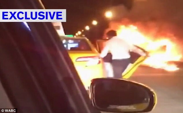 Autovadītājs pēc izraisītas sadursmes nolīgst taksometru un atstāj mašīnā sadegam draudzeni. VIDEO
