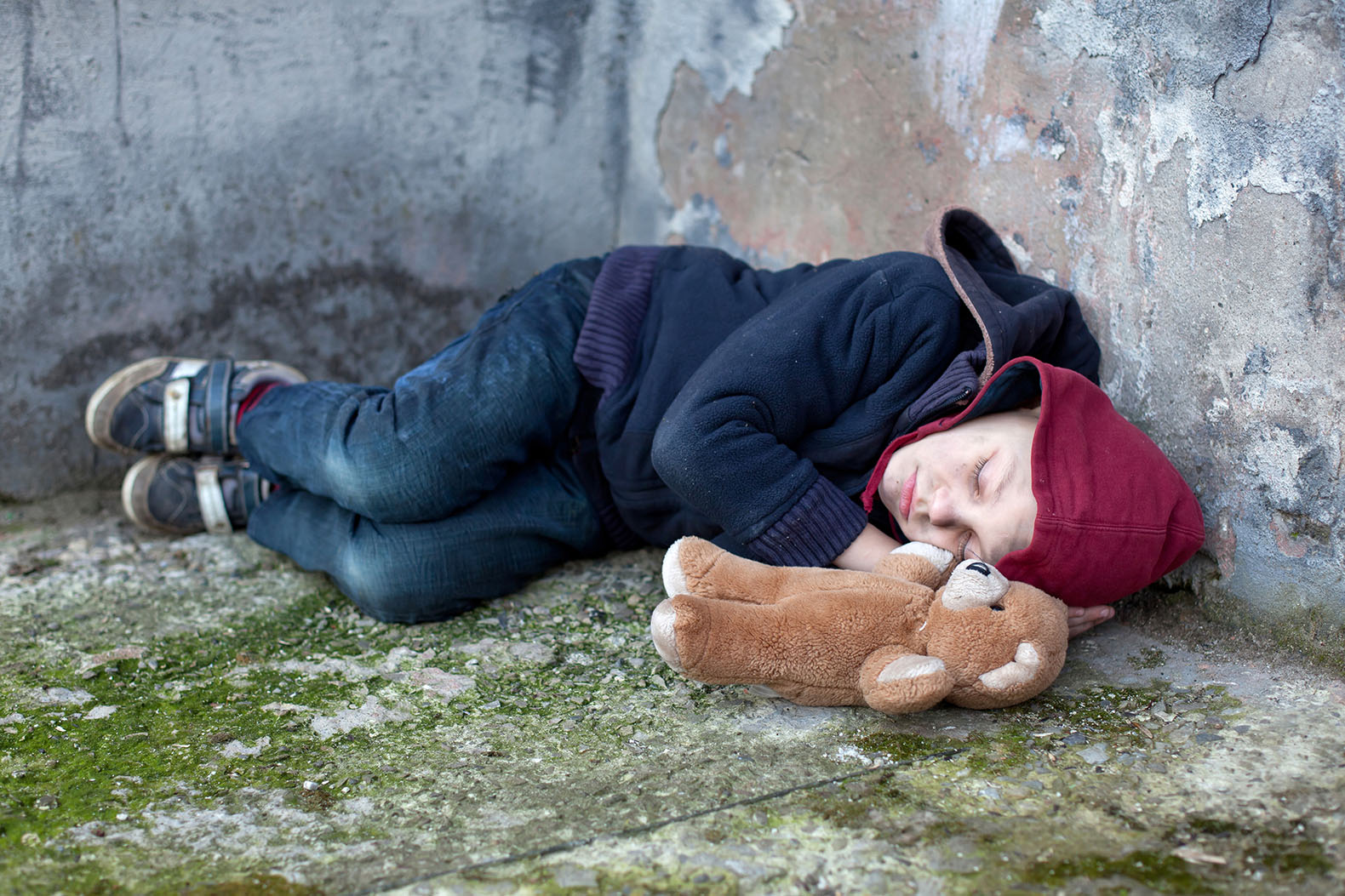 Kāpņu telpā Rīgā, sastop divus guļošus bezpajumtniekus un bērnu!