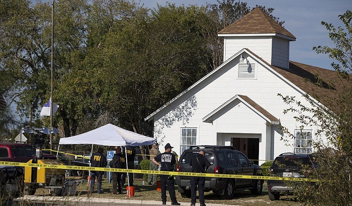Baznīcas skolotājs apšauj draudzi. Sīkākas ziņas par briesmīgo traģēdiju Teksasā. FOTO