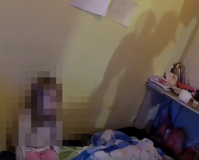 VIDEO: Drausmīgs skats kādā Rīgas dzīvoklī, kur policija atrod mazu meitenīti ar puspliku tēvu un citiem pamatīgā reibumā esošiem vīriešiem!
