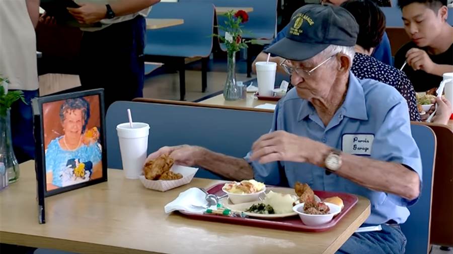 Mūsdienu romantika: 93 gadus vecs vīrietis pusdieno ar mirušās sievas fotogrāfiju