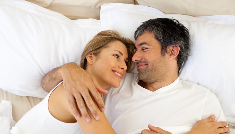 Mīļais, mūs gaida guļamistaba! 11 noderīgi ieradumi pirms gulētiešanas, kas palīdzēs saglabāt mīlestību.