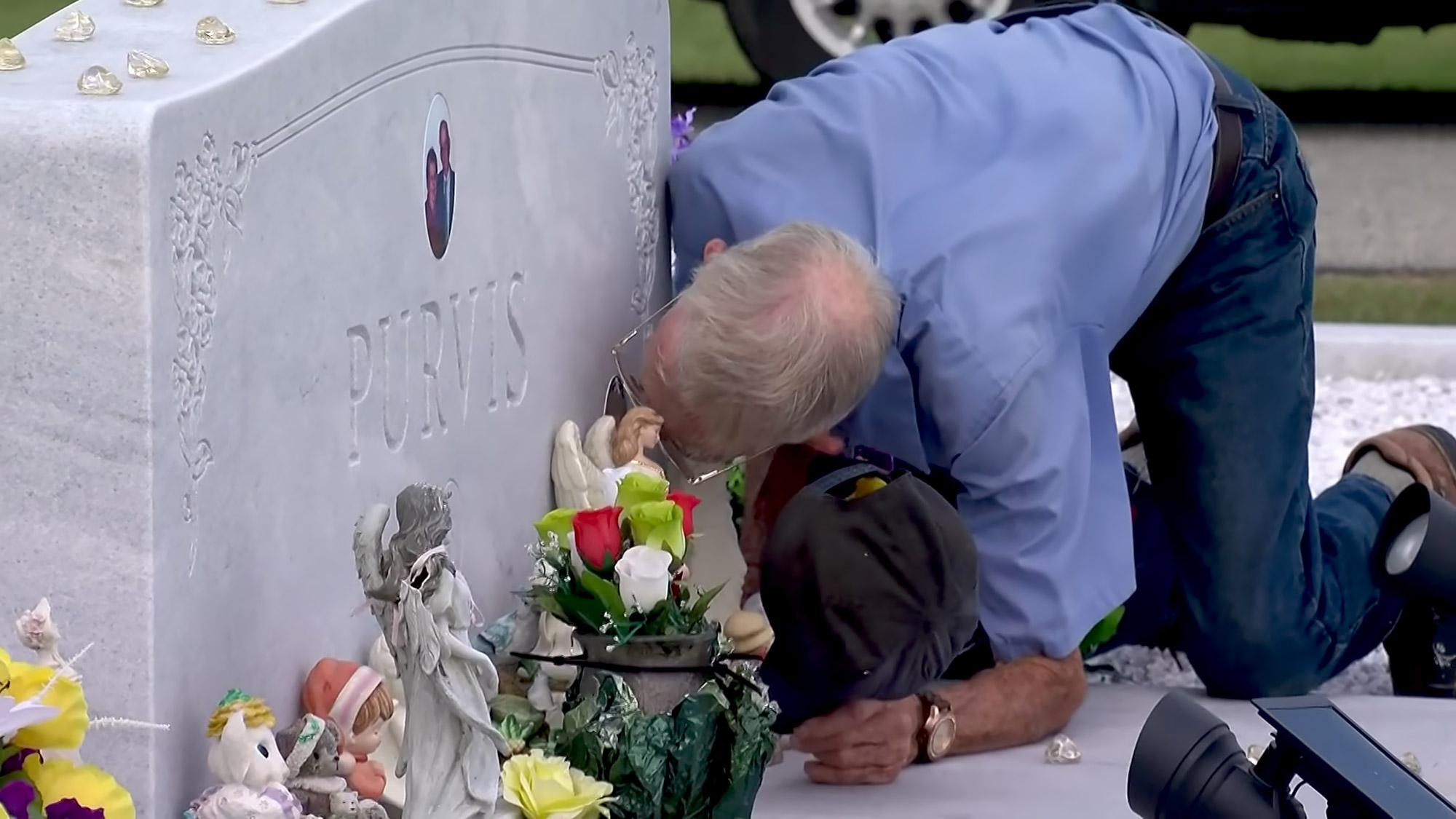 Картинка папа умерший. Смерть ужинает с дедом. Фотография дедушка у могилы жены.