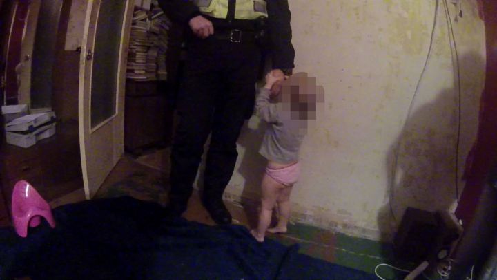 PRĀTAM NEAPTVERAMI: Kādā dzīvoklī Rīgā, pašvaldības policija sastop māti 2,87 promiļu reibumā ar diviem maziem bērniem!