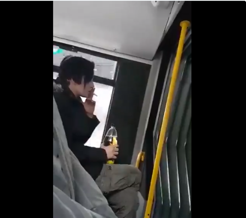 VIDEO: Bez jebkādas kauna izjūtas! Rīgas sabiedriskajā autobusā kāda sieviete atļaujas dzert un smēķēt!