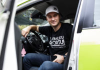 VIDEO. Ko par taksometra vadītāja darbu domā Reinis Nitišs? Četras autosportista atziņas