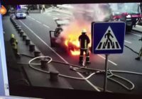VIDEO: Degošana taksometra filmētājs sašutis par atlaišanu no darba lidostā “Rīga”