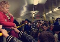 Pārpildīti vilcieni, salšana naktī uz perona: nepatīkams simtgades noslēgums simtiem cilvēku