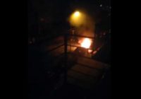 VIDEO: Ķengaragā naktī nodeg divi auto; notikušo saista ar “takšu kariem”