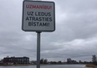 Rēzeknē mēģina makšķerēt uz 2,5 cm plāna ledus; sekas ir likumsakarīgas