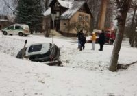 FOTO, VIDEO: Ledus un migla traucē braukšanu; daudzi attopas grāvī