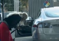 Episks video: blondīne mēģina iepildīt benzīnu Tesla S elektroauto