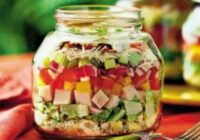 Oriģināli: Kārtainie un krāsainie salāti ar kukurūzas maizi