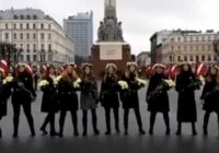 VIDEO: Meitenes sveic leģionārus pie Brīvības pieminekļa; pasākumi Rīgā noslēdzas bez incidentiem
