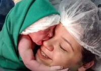 Aizkustinošs video: meitenīte apskauj mammas seju jau SEKUNDES pēc piedzimšanas