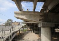 Atklāj būtiskus defektus Deglava tilta pārvadā; būvdarbi apturēti