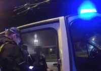Dzērājšoferis bez tiesībām “streipuļo” pa brauktuvi Purvciemā; policijas rīcība ir ātra