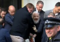 VIDEO: Britu policija arestē neticami novecojušo Džūljenu Asanžu
