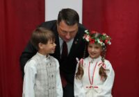 VIDEO: Latvija svin svētkus. Rēzeknē – velobrauciens, daudzviet balti galdauti un koncerti