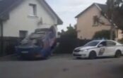VIDEO, FOTO: Jelgavā neticamā veidā auto “apmetas” uz jumta VIDEO, FOTO: Jelgavā neticamā veidā auto “apmetas” uz jumta
