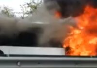 VIDEO: Babītē ar atklātu liesmu nodeg satiksmes autobuss