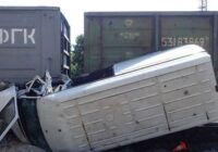 FOTO, VIDEO: Liepājā auto “palien zem vilciena”, Iļģuciemā drifteris trāpa kokā