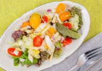 3 svaigu un vieglu salātu receptes vasarai: ar cigoriņiem, dīgstiem un tunci. Iesaka Lolita Neimane