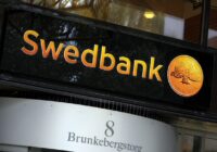 Finanšu izmeklēšanas dēļ apturētas Igaunijas “Swedbank” vadītāja un finanšu direktora pilnvaras