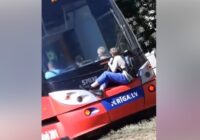 VIDEO: Vecāki, jums jāredz! Bērni bezjēdzīgi riskē, pieķeroties braucošam tramvajam