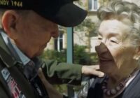 VIDEO: Asaras saskrien acīs – pāris satiekas pēc 75 gadu atšķirtības