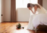 Līgavas kāzu kleitu uzmērīja vīramāte. Kā tas beidzās un kāpēc NEKAD neaizdot šīs lietas