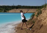 Maldivu salas Sibīrijas stilā: krievi līksmi pašbildējas pie ķīmiski saindēta “smaragda ezera” (FOTO)