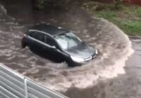 VIDEO: Strēlnieku ielā auto burtiski peld. Vai pēc nedēļas tirgos “nupat no Vācijas”?