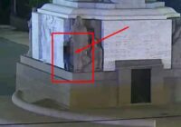 VIDEO: Leišu malacis lūko iekarot Brīvības pieminekli; draud 700 eiro sods