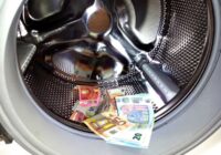 “New York Times”: Miegainajā Rīgā bankas slaucīja pirkstu nospiedumus no netīras naudas
