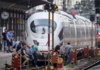 Frankfurtē vīrietis nogalina astoņgadīgu zēnu, nogrūžot viņu uz sliedēm vilciena priekšā