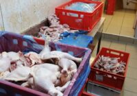 FOTO: Diez kas nav – šmucīgos apstākļos gatavo putnu gaļu pārdošanai Centrāltirgū