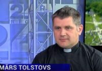 VIDEO: Katoļu priesteris jūt pieaugošu naida runu pret baznīcu