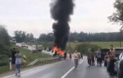 VIDEO: Traģiska avārija uz Liepājas šosejas; satiksme slēgta VIDEO: Traģiska avārija uz Liepājas šosejas; satiksme slēgta