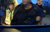 VIDEO: Dzērājšoferis ar stāžu ālējas Sarkandaugavā; viss beidzas ar seju dubļos VIDEO: Dzērājšoferis ar stāžu ālējas Sarkandaugavā; viss beidzas ar seju dubļos