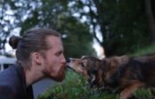 “Mans suns ir letiņš.” Populārais vācietis Jorans Šteinhauers velta dziesmu savam adoptētajam draugam “Mans suns ir letiņš.” Populārais vācietis Jorans Šteinhauers velta dziesmu savam adoptētajam draugam
