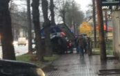 VIDEO: Kurioza avārija – “Audi” Brīvības ielā iekaras ceļazīmēs VIDEO: Kurioza avārija – “Audi” Brīvības ielā iekaras ceļazīmēs