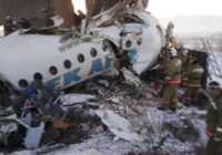 VIDEO: Kazahstānā pasažieru lidmašīnas katastrofā 12 bojāgājušie