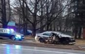 FOTO, VIDEO: Juglā auto lielā ātrumā ietriecas kokā FOTO, VIDEO: Juglā auto lielā ātrumā ietriecas kokā