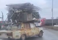 VIDEO: Slavenais “žigulis” ar krāmu kravu uz jumta atkal manīts Rīgā