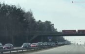 VIDEO: Jaukais laiciņš mudina uz kolektīvu “pašizolēšanos”; pie Saulkrastiem – sastrēgumi VIDEO: Jaukais laiciņš mudina uz kolektīvu “pašizolēšanos”; pie Saulkrastiem – sastrēgumi