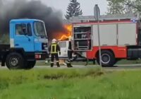 VIDEO: Bīstama avārija uz šosejas Rīga-Ogre; deg kravas auto