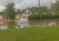 FOTO, VIDEO: Saldū lietus dēļ “noslīcis” auto; Upesciemā – krusa 8 cm diametrā