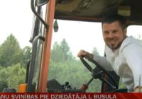VIDEO: Kā Intars Busulis ciemos atbraukušo Andreju Volmāru sagaidīja